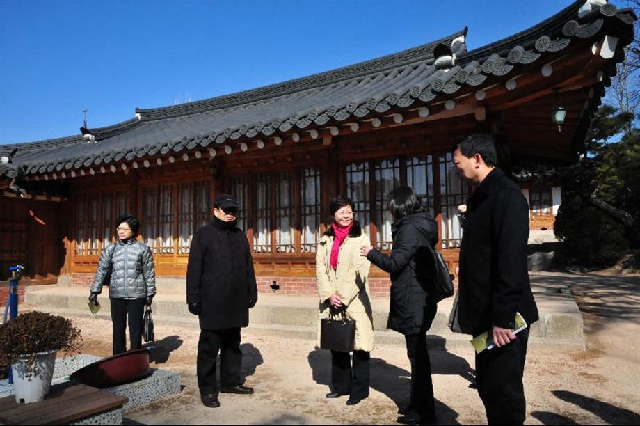 林郑月娥昨日（三月四日）参观北村韩屋村。该村由一群传统韩式建筑组成，有六百多年的历史，曾是古时皇室成员及高级政府官员的居所。