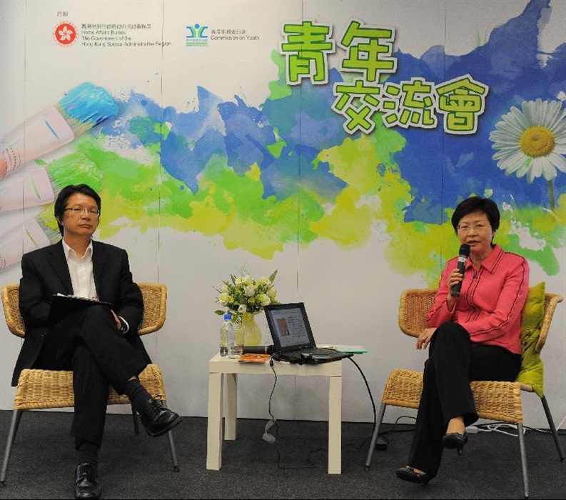 The Secretary for Development, Mrs Carrie Lam, shares her views on heritage conservation at the Youth Exchange Session organised by the Commission on Youth (COY) today (April 27). Next to her is the Convenor of COY's Working Group on International Exchanges and Conferences, Mr Lai Pui-wing.