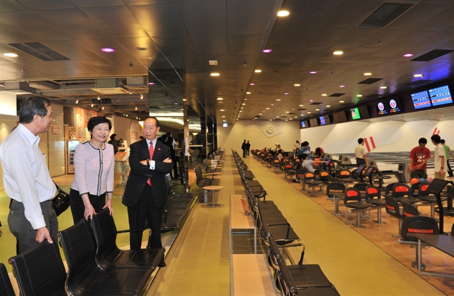 Mrs Lam tours the clubhouse of the South China Athletic Association to learn about its operation and future redevelopment plans.