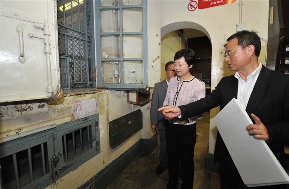 Mrs Lam learns about the historic and architectural features of the former Wan Chai Police Station and the relevant heritage conservation requirements.