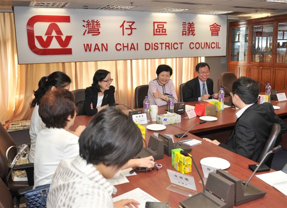 Mrs Lam exchanges views with Wan Chai District Council members.