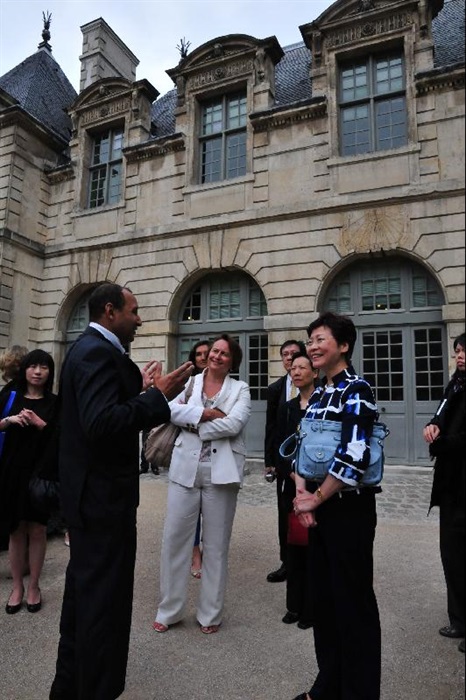 Mrs Lam is briefed on the restoration work in the Hotel de Sully.