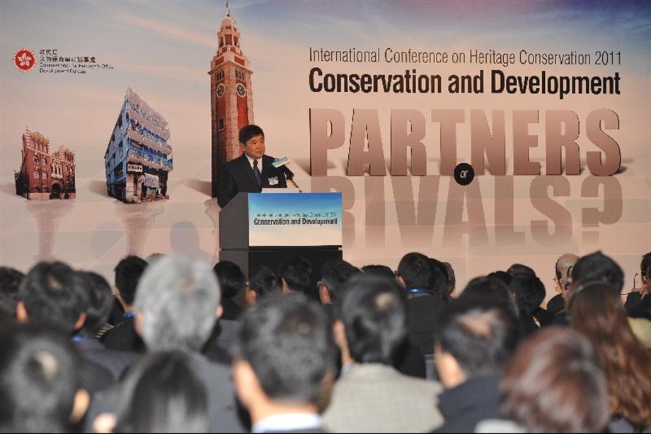 The Director of the State Administration of Cultural Heritage, Mr Shan Jixiang, speaks at the plenary session today.