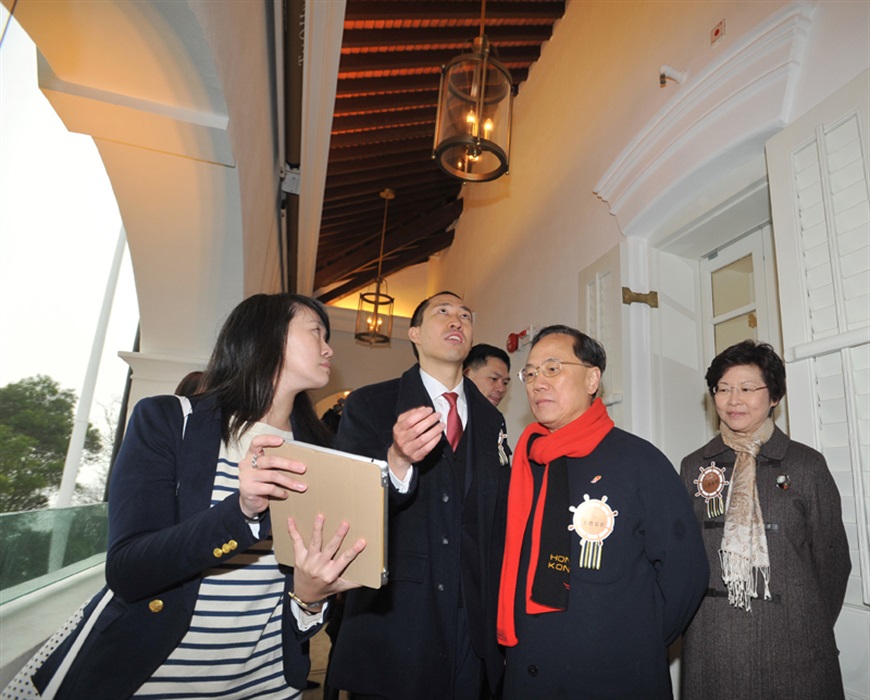 Mr Tsang and Mrs Lam receive a briefing on Tai O Heritage Hotel.