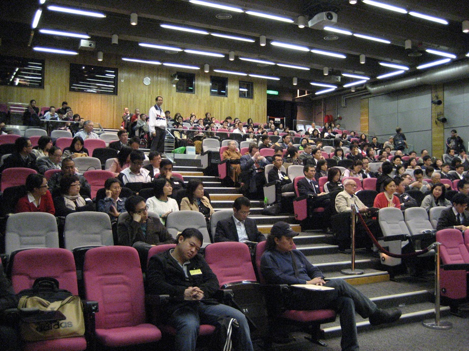 Participants raising questions at Q&A session (1)