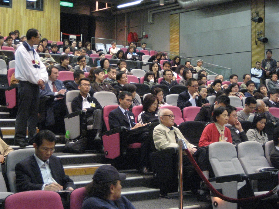 Participants raising questions at Q&A session (2)