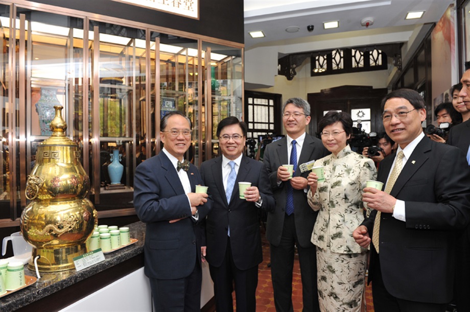 Mr Tsang and Mrs Lam tried the herbal tea with other guests.