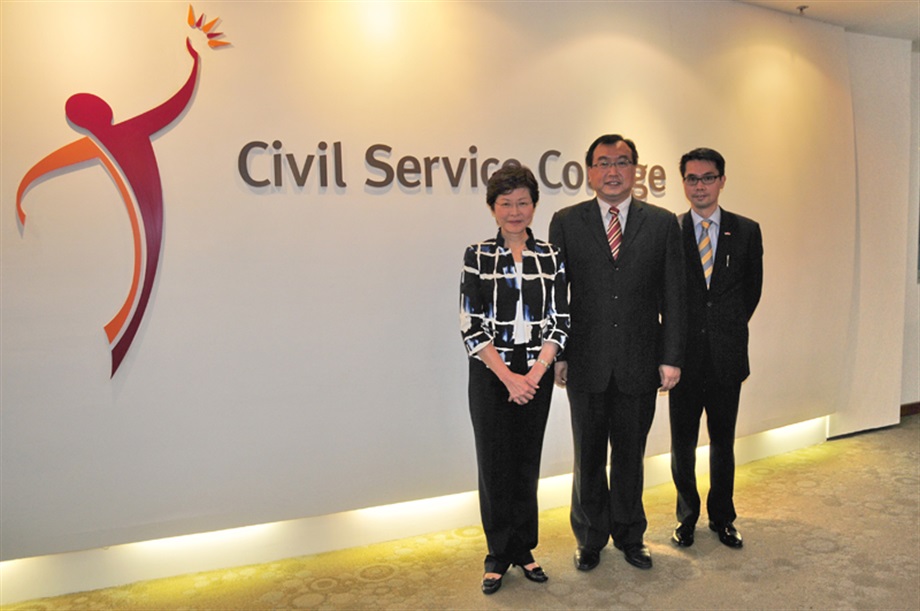Accompanied by the Director of the Hong Kong Economic and Trade Office in Singapore, Mr Fong Ngai (right), and the Assistant Chief Executive Officer of the Civil Service College of Singapore, Mr Roger Tan (centre), Mrs Lam visits the Civil Service College of Singapore.