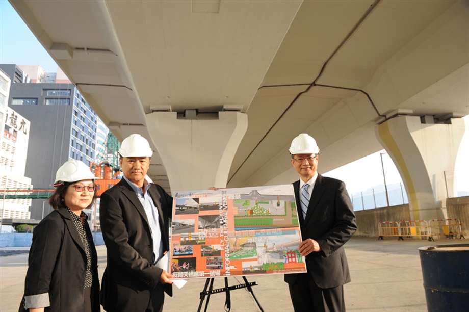 The Secretary for Development, Mr Paul Chan (right); the Head of the Energizing Kowloon East Office of the Development Bureau, Mr Raymond Lee (centre); and the Assistant Director of Leisure and Cultural Services (Performing Arts), Ms Winsome Chow (left), visit the "Fly the Flyover" Operation 1 today (November 6). "Fly the Flyover" is a place-making event launched by the Energizing Kowloon East Office. An area underneath the Kwun Tong Bypass will be transformed into an informal arts and cultural venue which will open to the public early next year.