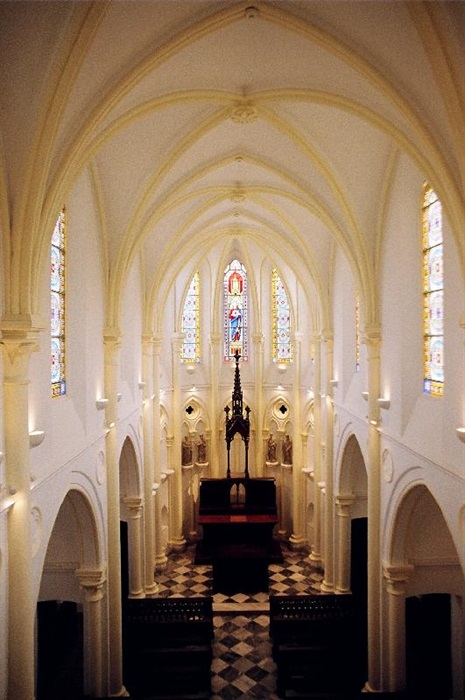 The ribbed and vaulted dome of the chapel supported by slender Gothic-style columns