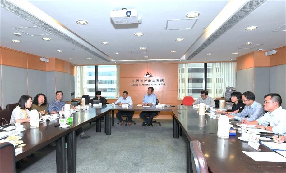 The Secretary for Development, Mr Michael Wong (fifth right), visited Central and Western District today (August 29), where he met with Central and Western District Council members to listen to their views and suggestions on the work of the Government and exchange views on residents’ issues of concern.