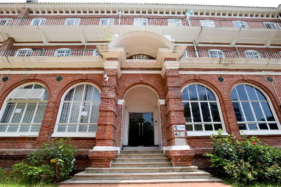 The Government today (November 16) announced that the Antiquities Authority (i.e. the Secretary for Development) has declared the exteriors of Fung Ping Shan Building, Eliot Hall and May Hall at the University of Hong Kong as monuments under the Antiquities and Monuments Ordinance. Photo shows the front elevation of Eliot Hall facing Yuet Ming Fountain, with rusticated brick piers and an elaborate shaped portico at the front facade.