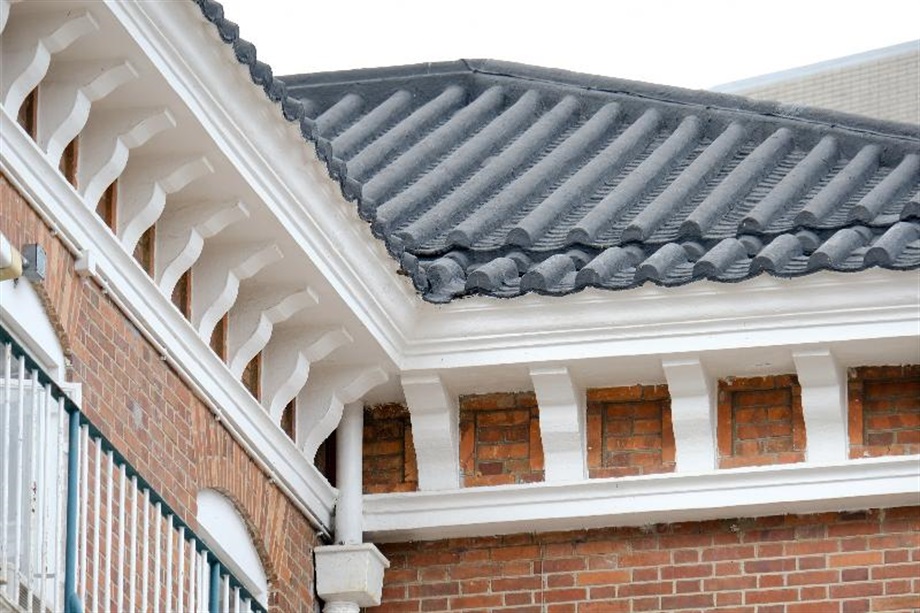 The Government today (November 16) announced that the Antiquities Authority (i.e. the Secretary for Development) has declared the exteriors of Fung Ping Shan Building, Eliot Hall and May Hall at the University of Hong Kong as monuments under the Antiquities and Monuments Ordinance. Photo shows the roof eaves of May Hall with numerous supporting brackets as a design feature, and a moulded cornice underneath.