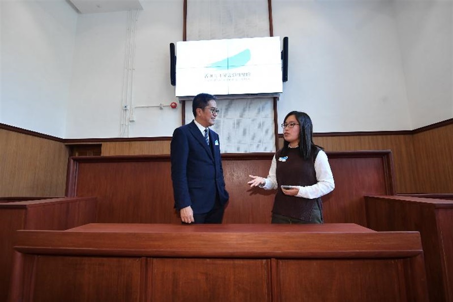 The Secretary for Development, Mr Michael Wong, visited the Hong Kong Federation of Youth Groups Leadership Institute during his visit to North District today (January 25). Located at the Former Fanling Magistracy, the institute is one of the projects under Batch III of the Revitalising Historic Buildings Through Partnership Scheme. Photo shows Mr Wong (left) being briefed by a young cultural ambassador on the history and architectural merits of the old magistracy.