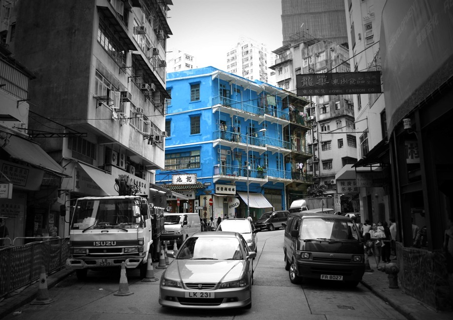 Youth Category - Champion<br>Cheung Kai Tung<br>Building: Blue House (No. 72 Stone Nullah Lane)<br>Grading: Grade I<br>Artist's statement:本相片以褪地手法突出平時我們不以為意的歷史文物，時代巨輪下，它受盡風吹雨打，見證著香港成長！<br>Comments by the Jury Members:作者巧妙地混合黑白和彩色，利用懷舊情懷，突出了藍屋。用黑白來襯托浮現出這座獨特古蹟建築物，另有一番心思。前面的汽車也表現出都市繁囂。若能用慢快門長時間拍攝，動化前景的車輛，立體感便更強。