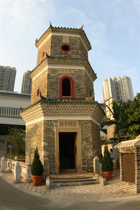 30 Merit Awards<br>Ng Hong Ting<br>Building: Tsui Sing Lau Pagoda<br>Grading: Declared Monument<br>Artist's statement: 「聚星樓」是香港現存唯一的古塔，由鄧族第七世祖彥通公所建，已超過六百年的歷史。古塔六角形，以青磚砌成，塔分三層，十三分尺高。