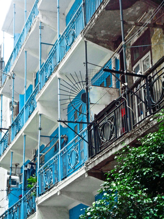 30 Merit Awards<br>Jane Wong<br>Building: Blue House (No. 72 Stone Nullah Lane)<br>Grading: Declared Monument<br>Artist's statement: 藍屋　新舊交融 - 「藍屋」混合中西建築的騎樓、欄杆、柱和樑。外牆更呈鮮艷的藍色，與鄰近戰前樓宇互相輝映。