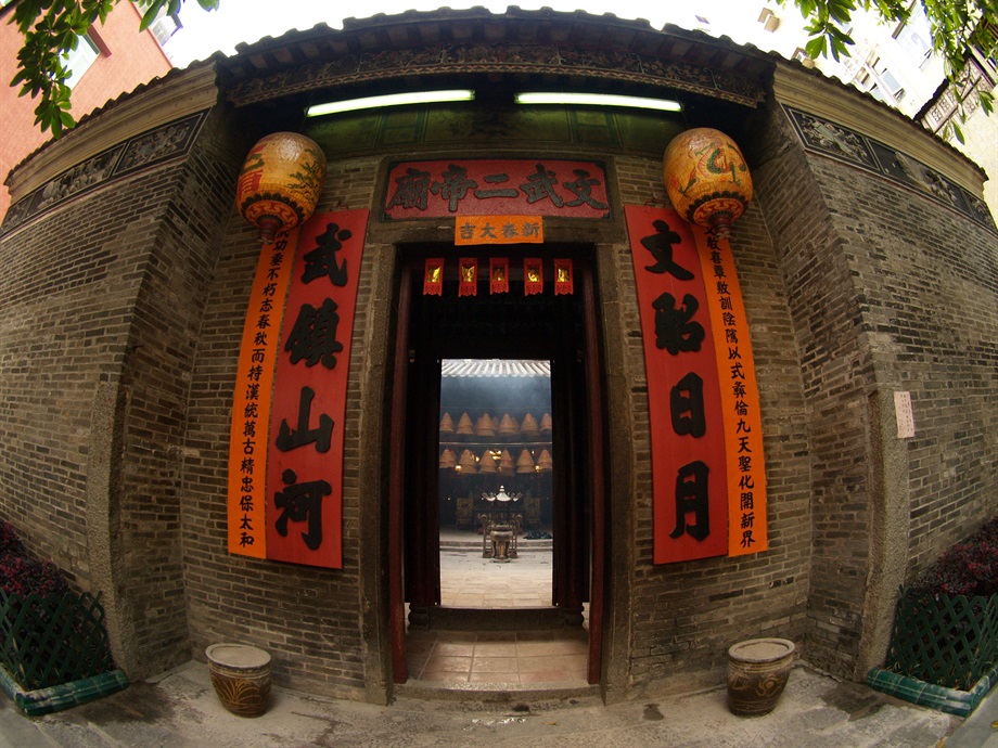30 Merit Awards<br>Lau Ka Ki<br>Building: Man Mo Temple<br>Grading: Declared Monument<br>Artist's statement: 照片中的「文武廟」位於大埔，廟宇的建築具古老及文化的氣息。從廟門的門神及對聯可看出中國的傳統文化。