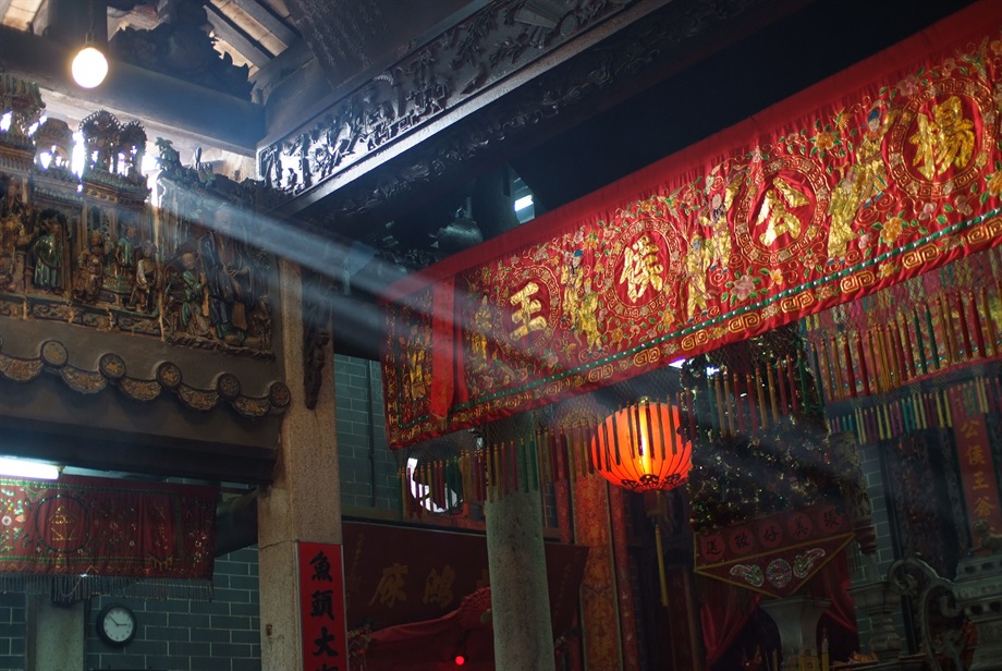 30 Merit Awards<br>NG Chau Ming<br>Building: Yeung Hau Temple<br>Grading: Grade I<br>Artist's statement: 修建於清康熙年間(1699)，清咸豐年間(1860)重修。光柱就像侯王回來廟宇探看和守護著大澳的村民。