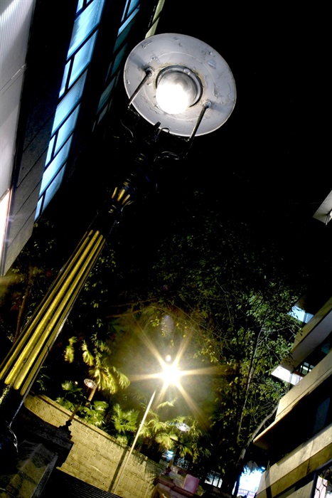 30 Merit Awards<br>Yuen Kam Kam<br>Building: Duddell Street Steps and Gas Lamps<br>Grading: Declared Monument<br>Artist's statement: 科技進步 - 煤氣燈的光給人一種溫柔的感覺，廿一世紀的路燈給人很大的安全感，但太強烈了。但煤氣燈卻保持不變的溫柔，這種感覺又會在那裡找到呢？