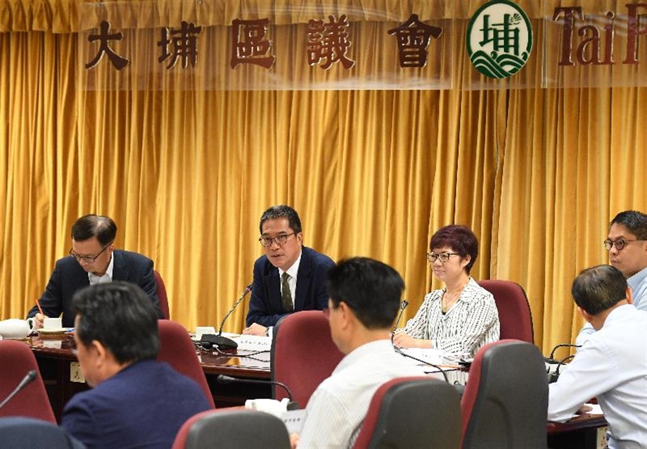 The Secretary for Development, Mr Michael Wong (second left), visited Tai Po District today (June 24) and met with the Chairman of the Tai Po District Council (TPDC), Ms Wong Pik-kiu (second right), and members of the TPDC to exchange views on district matters. Also present was the Under Secretary for Development, Mr Liu Chun-san (first left).