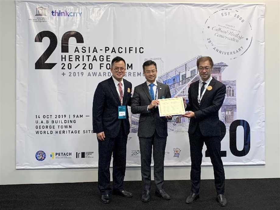 Tai Kwun - Centre for Heritage and Arts has won the Award of Excellence of the United Nations Educational, Scientific and Cultural Organization (UNESCO) Asia-Pacific Awards for Cultural Heritage Conservation today (October 14). Photo shows the Executive Director of Charities and Community of the Hong Kong Jockey Club, Mr Cheung Leong (centre), receiving the award from the Director of UNESCO Bangkok, Mr Shigeru Aoyagi (right). Also in the photo is the Commissioner for Heritage of the Development Bureau, Mr José Yam (left).