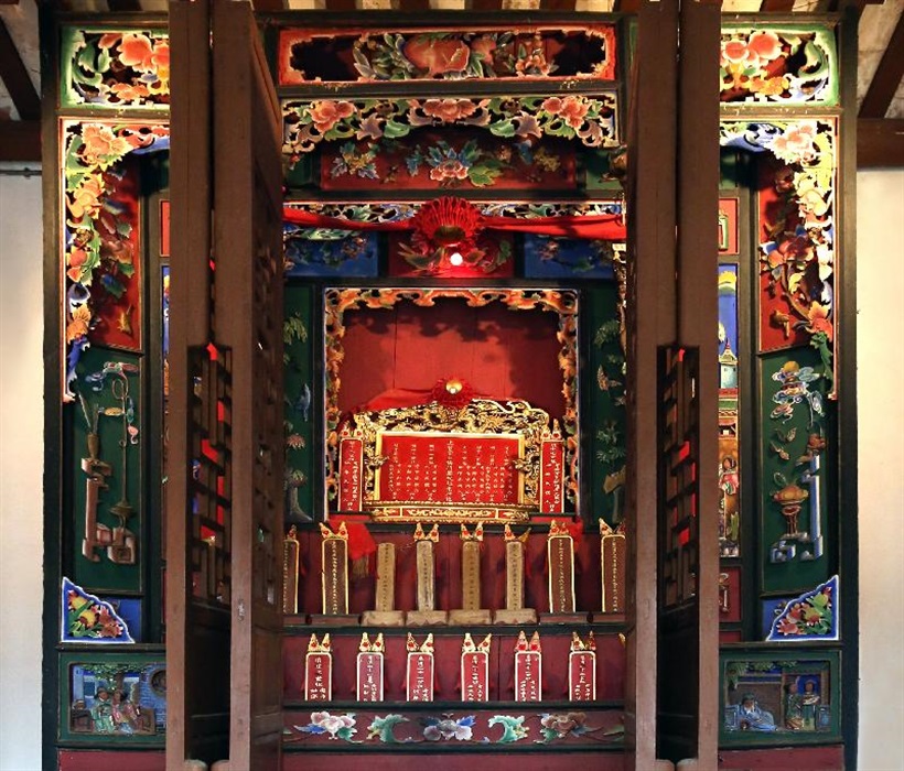 The Government today (October 25) announced that the Antiquities Authority (i.e. the Secretary for Development) has declared the rock carving at Cape Collinson in Eastern District, Yuk Hui Temple in Wan Chai and Hau Mei Fung Ancestral Hall in Sheung Shui as monuments under the Antiquities and Monuments Ordinance. Photo shows the exquisitely carved timber ancestral shrine in the rear hall of Hau Mei Fung Ancestral Hall.