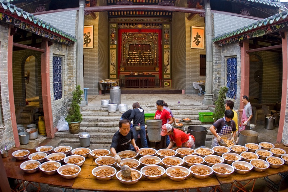 Open Category - 2nd Running Up<br>Chow Fun Kau<br>Building: Tang Ancestral Hall, Ping Shan<br>Grading: Declared Monument<br>Artist's statement: 在「鄧氏宗祠」內的屏山盆菜，秉承以柴火燒煮盆菜，到今仍沿用古老的柴灶煮食爐具，香味誘人。<br>Comments by the Jury Members: 從攝影的角度來看，前景的盆菜，加上中景和遠景，令照片有深度、有立體感，透視感也夠強。光很平均，前後景很平衡，拍攝難度很高。這張照片很貼題，表現出鄉村風情，互助互勉，帶出古蹟的「情」。