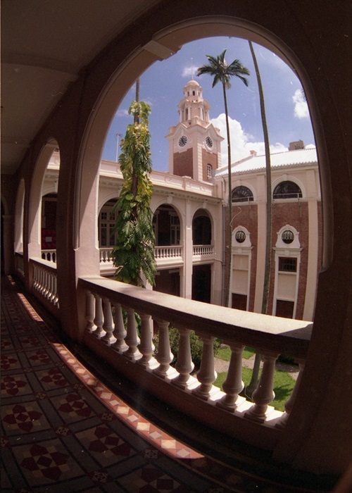 30 Merit Awards<br>Yeung Wah Hing<br>Building: The Exterior of the Main Building, the University of Hong Kong<br>Grading: Declared Monument<br>Artist's statement: 學堂今昔 - 香港大學，是歷史上悠久的學府，我等市民，不來參觀是很可惜。