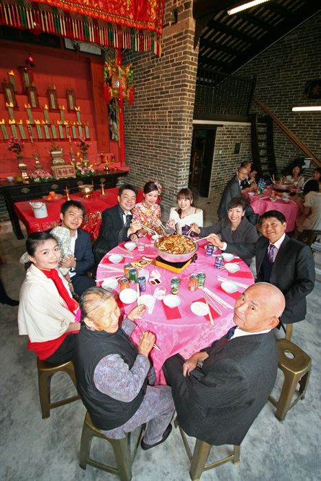 30 Merit Awards<br>Lee Yan Keung<br>Building: Leung Ancestral Hall<br>Grading: Declared Monument<br>Artist's statement: 元朗「梁氏宗祠」，修復後，既回復昔日的面貌，又恢復社會功能，是成功活化古蹟的例子，族人在修復宗祠進行嫁娶活動。