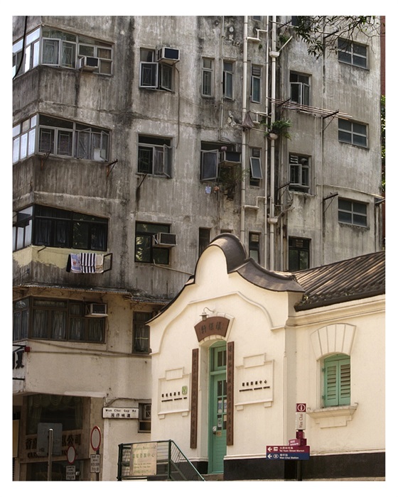 30 Merit Awards<br>Cheung Pui Chu<br>Building: Old Wan Chai Post Office<br>Grading: Declared Monument<br>Artist's statement: 活化vs老化 - 一幢「活化」的舊建築與一幢「老化」的新樓房，相映成趣。亦同時提醒我們歷史建築保育的重要性。