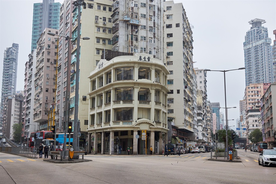 The Government today (May 20) gazetted a notice announcing that the Antiquities Authority (i.e. the Secretary for Development) has declared Jamia Mosque and Hong Kong City Hall in Central, and Lui Seng Chun in Mong Kok as monuments under the Antiquities and Monuments Ordinance. Photo shows the front façade of Lui Seng Chun, which adopts a curved design as it is located on the triangular site at the junction of Lai Chi Kok Road and Tong Mi Road.