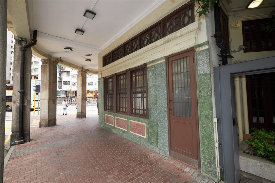 The Government today (May 20) gazetted a notice announcing that the Antiquities Authority (i.e. the Secretary for Development) has declared Jamia Mosque and Hong Kong City Hall in Central, and Lui Seng Chun in Mong Kok as monuments under the Antiquities and Monuments Ordinance. Photo shows the arcades outside Lui Seng Chun. The arcades are formed by the verandahs extended over the public pavement area and supported by granite columns on the ground level.