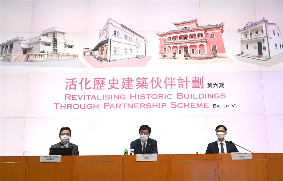 The Secretary for Development, Mr Michael Wong (centre), and the Chairman of the Advisory Committee on Built Heritage Conservation, Professor Lau Chi-pang (left), hold a press conference today (June 14) to announce the selection results for Batch VI of the Revitalising Historic Buildings Through Partnership Scheme. Also present is the Commissioner for Heritage, Mr Ivanhoe Chang (right).