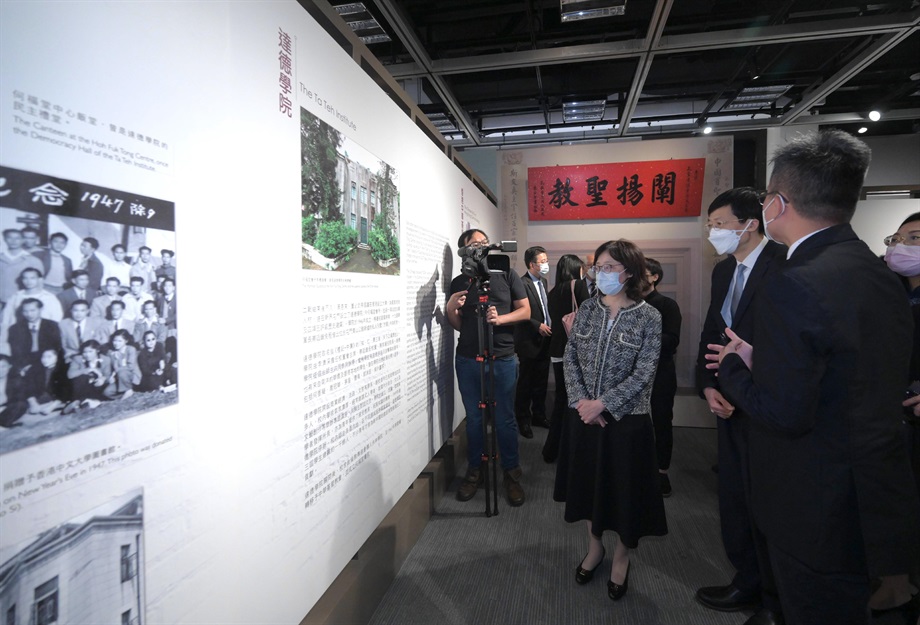 国家文物局和发展局合办的首个展览「血浓于水：香港历史建筑中的家国情」今日（十一月九日）正式开幕。图示发展局局长甯汉豪（右三）和国家文物局副局长（右二）陆进参观展览。